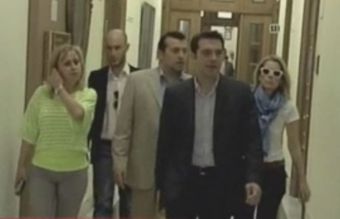 Συνεχίζεται η πολιτική διαμάχη για τη θεωρία των δύο άκρων