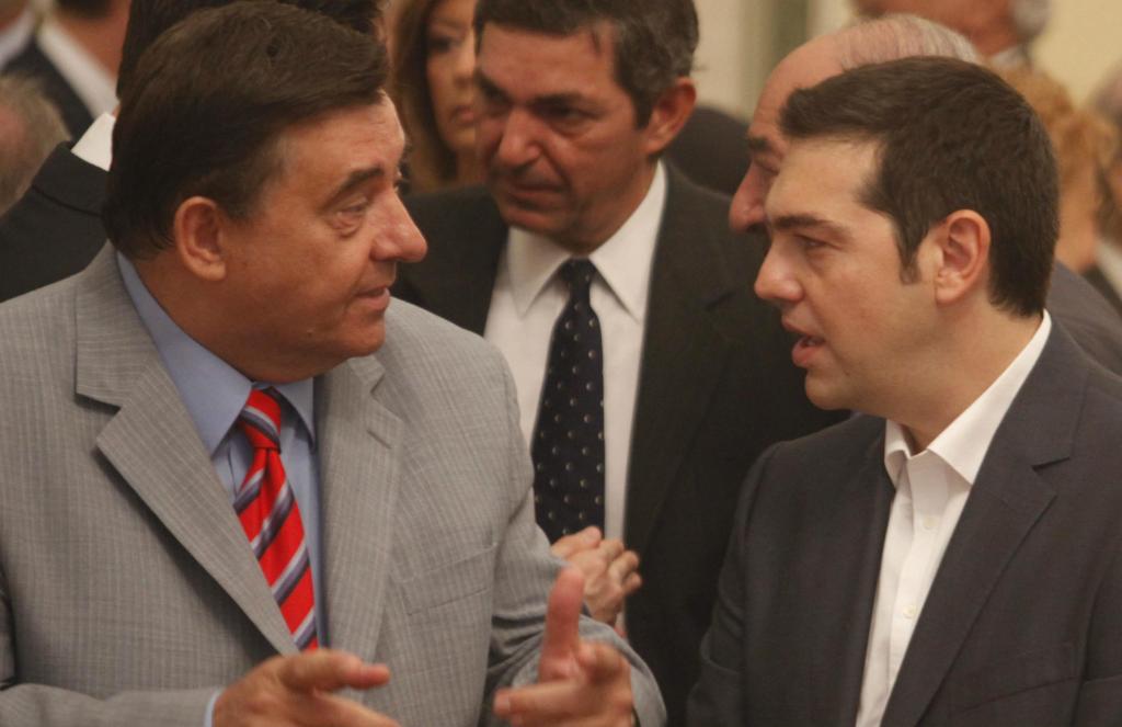 Αντάλλαξαν «βαριές κουβέντες» Τσίπρας και Καρατζαφέρης