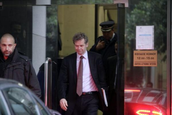 Σκληρές διαπραγματεύσεις με την τρόικα για: ψωμί, γάλα, βιβλία και φάρμακα