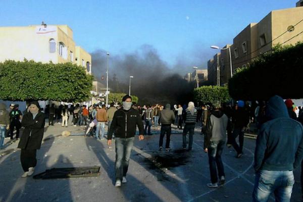 Η αυτοπυρπόληση φωτοειδησεογράφου πυροδοτεί νέες ταραχές στην Τυνησία
