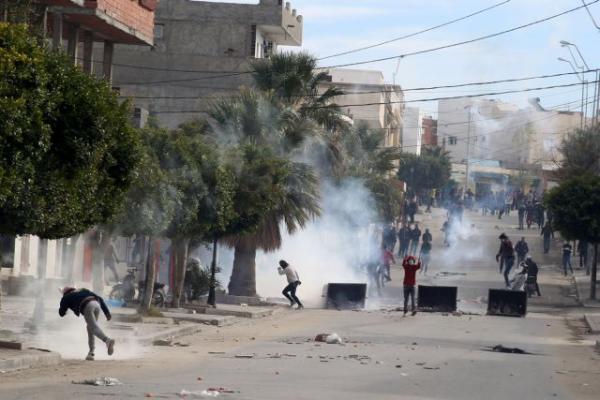 Τυνησία : Συνεχίζονται οι ταραχές μετά την αυτοπυρπόληση του φωτορεπόρτερ
