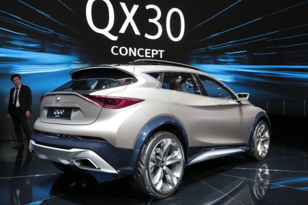 To compact πρωτότυπο SUV Infiniti QX30 στην έκθεση της Γενεύης