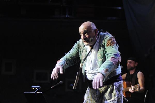 O Tάκης Βαμβακίδης μας μιλάει για φωτεινά τραγούδια