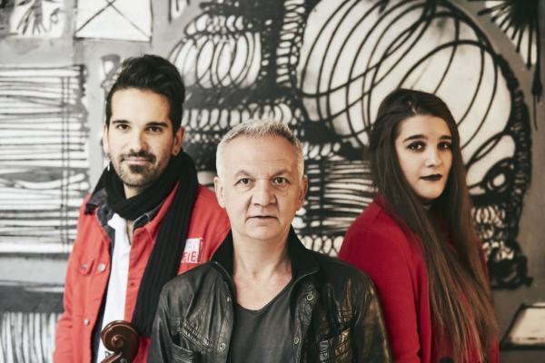 O Θηβαίος και οι String Demons κάνουν μια βόλτα στα Εξάρχεια