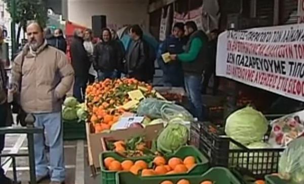 Παραγωγοί και αγρότες έστησαν λαϊκή αγορά έξω από το υπ.Εργασίας