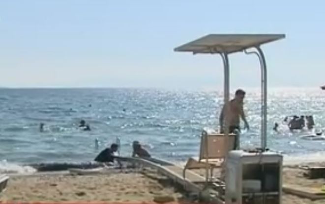 Μαραθώνας: Τοποθετήθηκε ξανά η ράμπα κολύμβησης για άτομα με αναπηρία