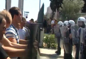 Συγκέντρωση αδιόριστων εκπαιδευτικών έξω από το υπουργείο Παιδείας