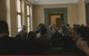 Επεισόδια στην είσοδο της Βουλής και οι ομιλίες των βουλευτές της ΧΑ
