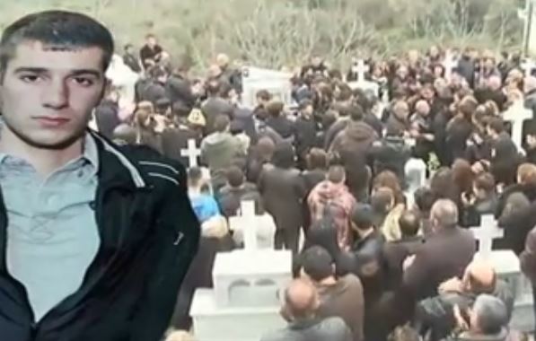 Πλήθος κόσμου αποχαιρέτισε τον Βαγγέλη Γιακουμάκη