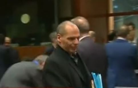 Τι λέει ο Γιάνης Βαρουφάκης για τον προπηλακισμό του στα Εξάρχεια