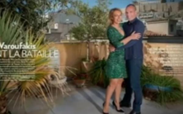 Το ζεύγος Βαρουφάκη ποζάρει για το Paris Match με φόντο την Ακρόπολη