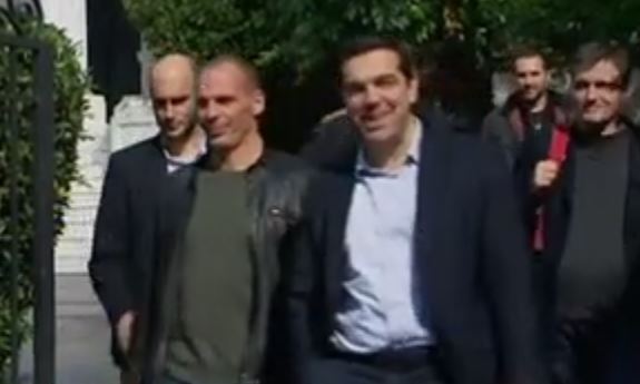 Διαψεύδει η κυβέρνηση φήμες για παραίτηση Βαρουφάκη