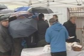 Ουρές στη Βαρβάκειο για το δωρεάν τσίκνισμα