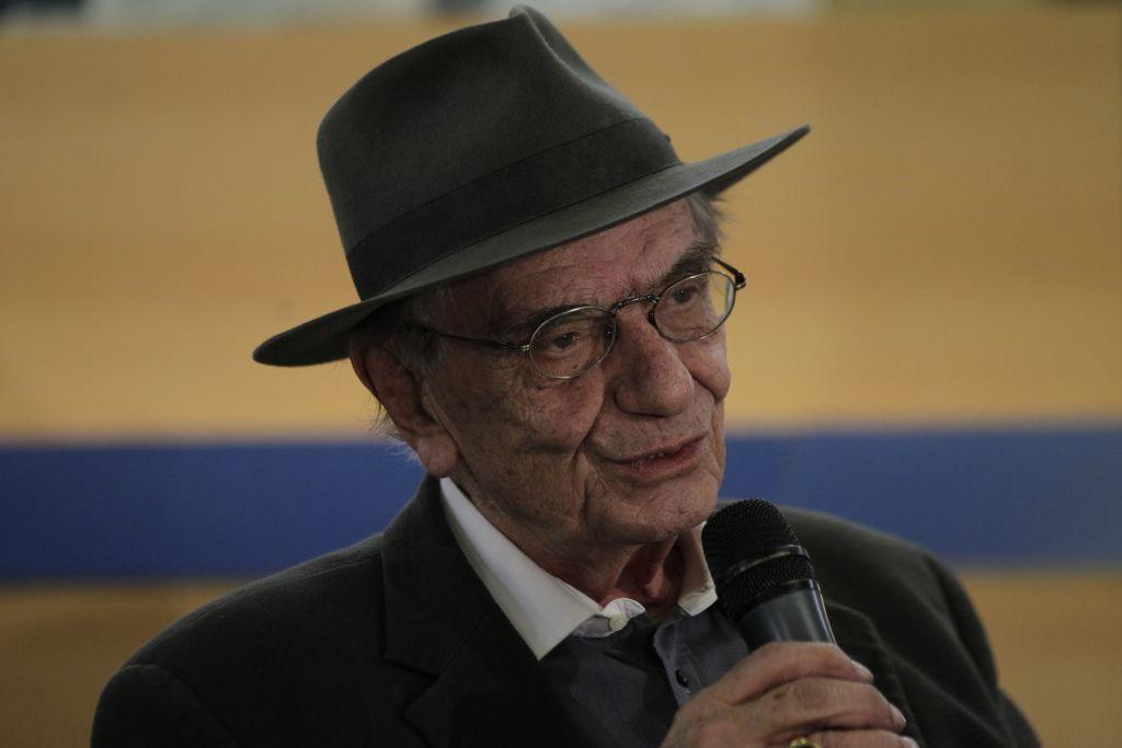 Ο Βασίλης Βασιλικός μιλά για τα «Καπνισμένα ερείπια» του Βασίλη Κουνέλη