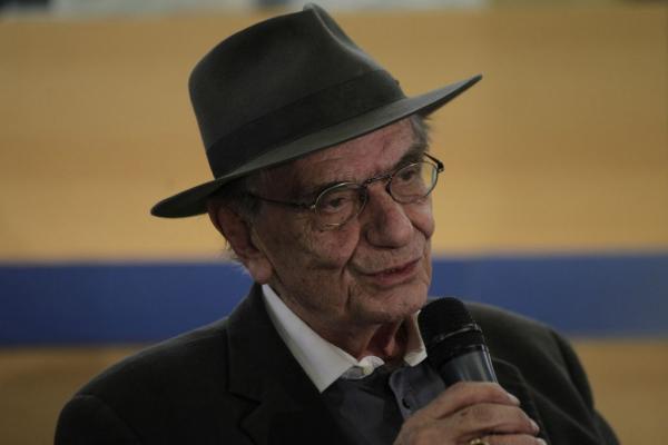 Ο Βασίλης Βασιλικός μιλά για τα «Καπνισμένα ερείπια» του Βασίλη Κουνέλη