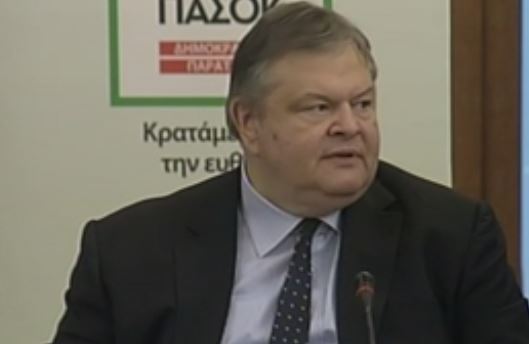 Ο Βενιζέλος ανακοινώνει ότι εγκαταλείπει την ηγεσία του ΠΑΣΟΚ