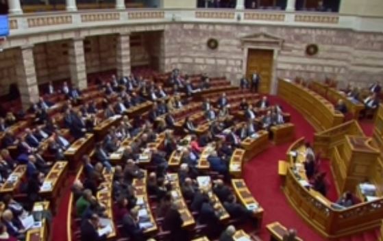 Θυελλώδης σύγκρουση στη Βουλή για την παράταση του προγράμματος