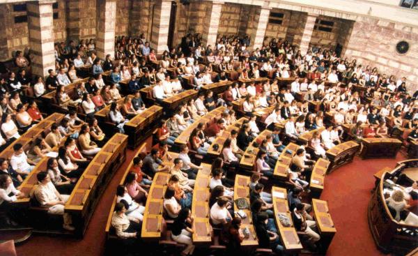 Συγγενικό πρόσωπο βουλευτή «φυγάδευσε» το 1 εκ. ευρώ