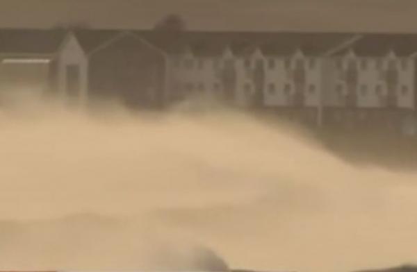 Συναγερμός στην Βρετανία: Πλημμύρες και τώρα ανεμοστρόβιλοι