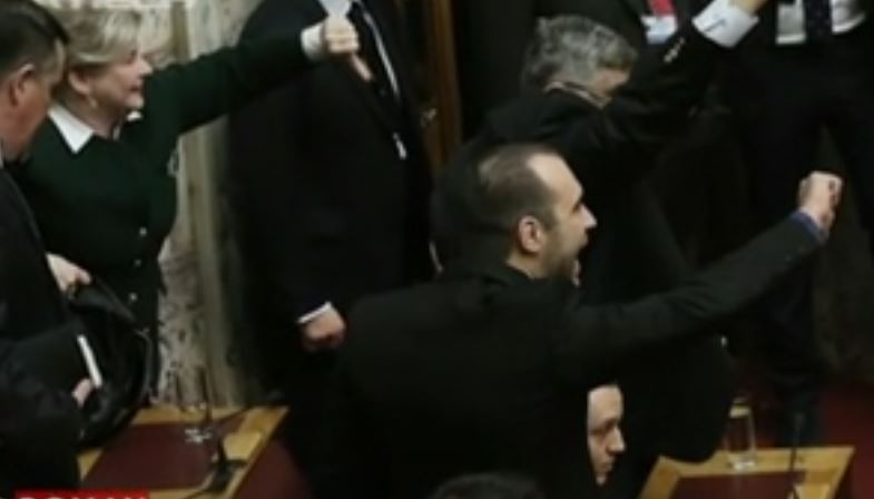 Ύβρεις από τους βουλευτές της Χρυσής Αυγής μετά το τέλος της ψηφοφορίας