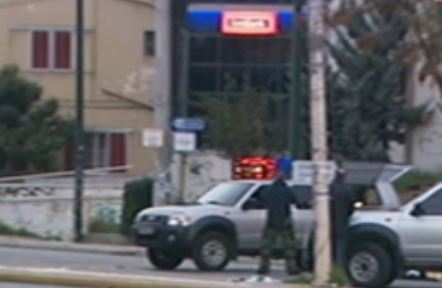 Ελεγχόμενη έκρηξη σε ύποπτο δέμα έξω από τράπεζα στο Χαλάνδρι