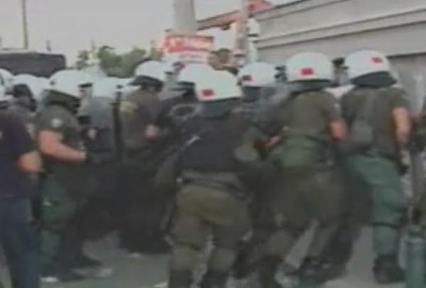 Δίαυλος επικοινωνίας μεταξύ απεργών και υπουργείου στη Χαλυβουργία