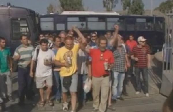 Ένταση στη Χαλυβουργία, καθώς τα ΜΑΤ παραμένουν έξω από το εργοστάσιο