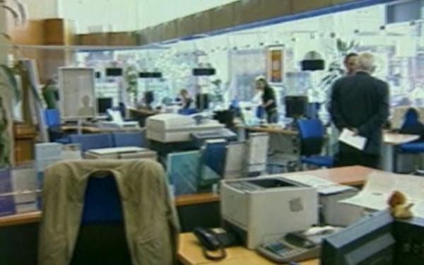 Αναδρομικό «μαχαίρι» στους μισθούς του Δημοσίου