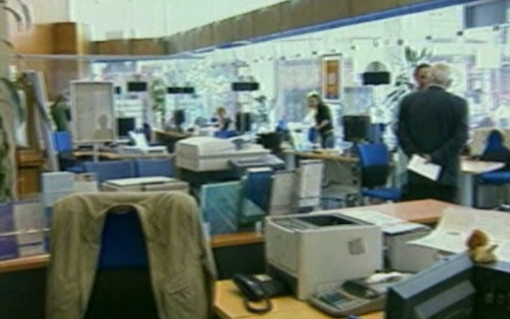 Αναδρομικό «μαχαίρι» στους μισθούς του Δημοσίου