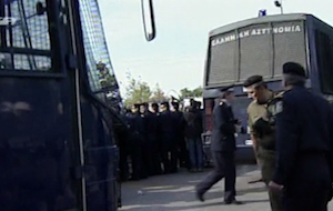 Καταδικάζει η κυβέρνηση τα επεισόδια στις παρελάσεις