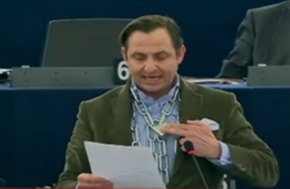 Αλυσοδεμένος εμφανίστηκε στο Ευρωκοινοβούλιο ο Γ. Χατζημαρκάκης