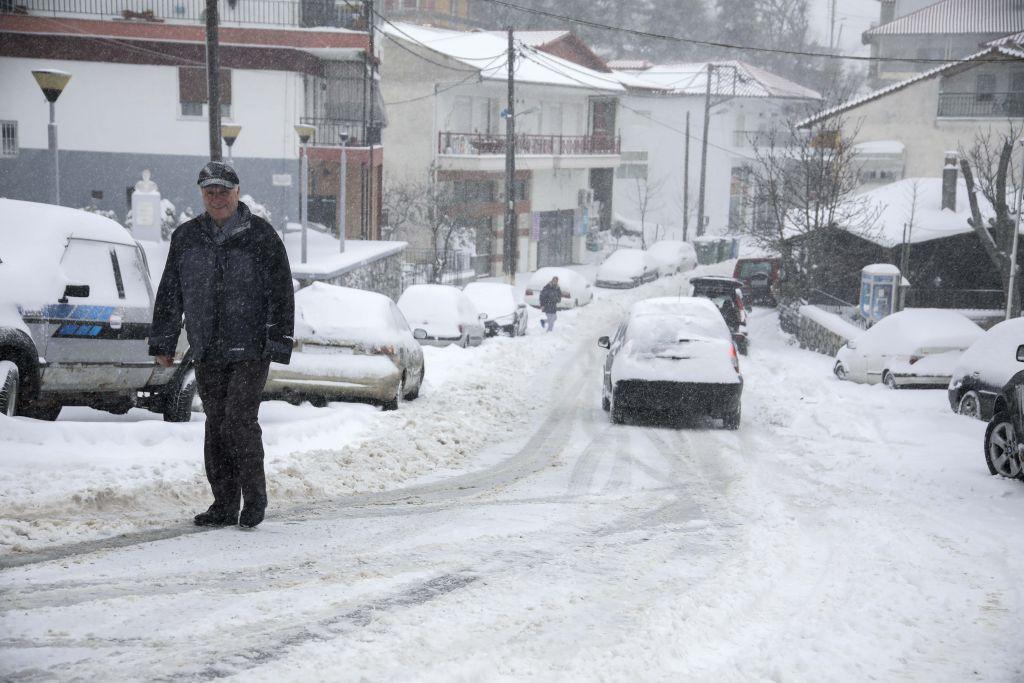 Στην «κατάψυξη» η χώρα : Σε ποιες περιοχές χιονίζει, πού χρειάζονται αλυσίδες