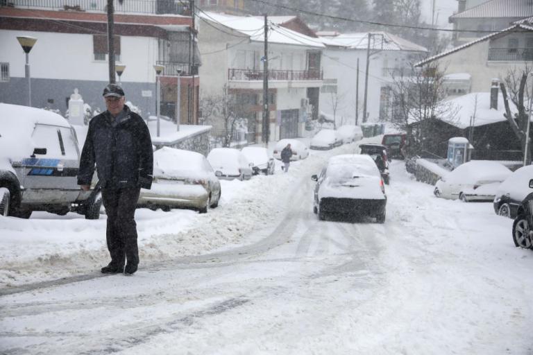 Στην «κατάψυξη» η χώρα : Σε ποιες περιοχές χιονίζει, πού χρειάζονται αλυσίδες