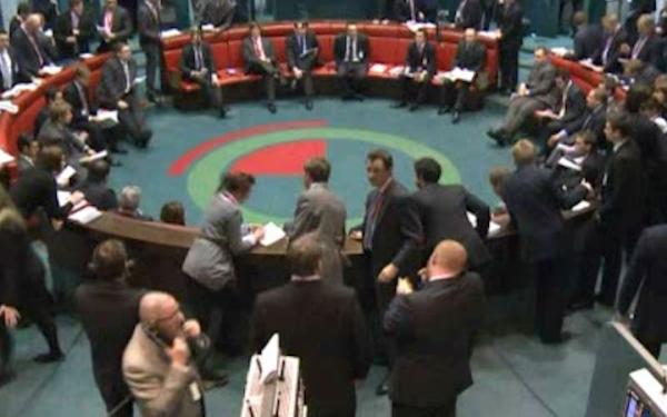 Τα διεθνή χρηματιστήρια ανησυχούν για τη μετάδοση της κρίσης