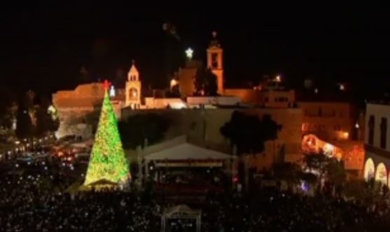 Άναψε το Χριστουγεννιάτικο δέντρο στη Βηθλεέμ