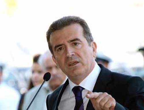 Βολές κατά προηγούμενης ηγεσίας