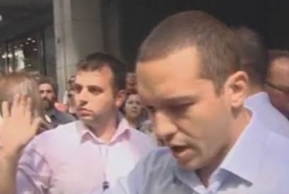 Αποδοκιμασίες πολιτών κατά της Χρυσής Αυγής έξω από το υπουργείο Οικονομικών