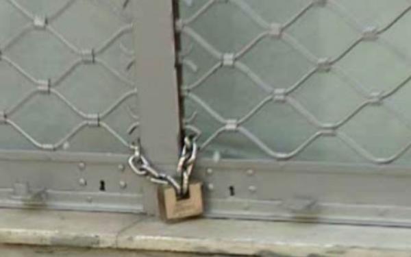 Η ύφεση «κλείνει» τα καταστήματα