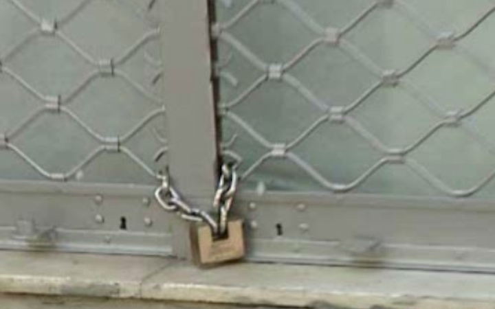 Η ύφεση «κλείνει» τα καταστήματα