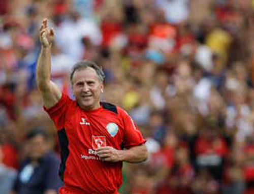 Αποθέωση από 72.000 θεατές