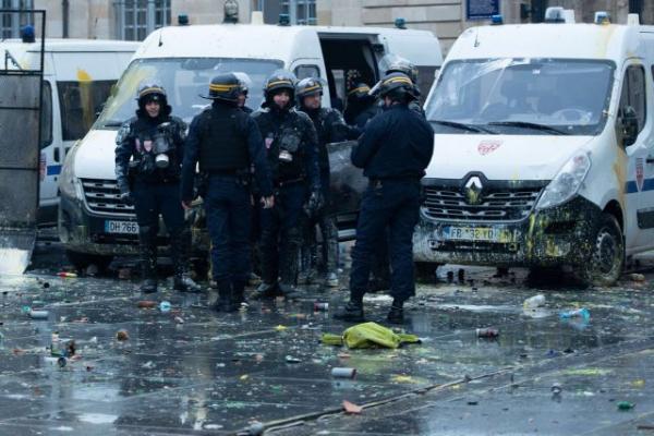 Χάος ξανά στη Γαλλία: «Κίτρινα γιλέκα» πυρπόλησαν διόδια