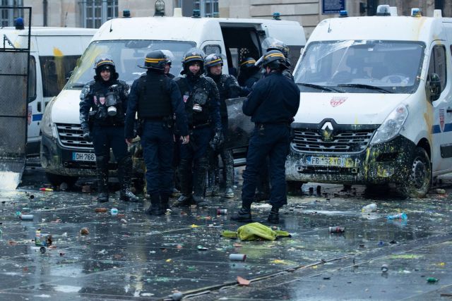 Χάος ξανά στη Γαλλία: «Κίτρινα γιλέκα» πυρπόλησαν διόδια