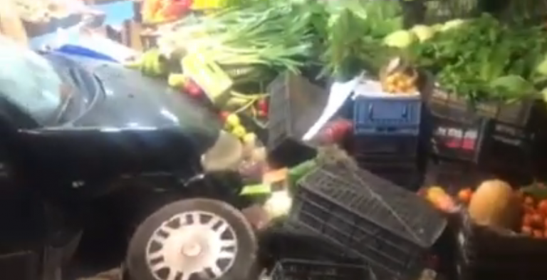 Απίστευτο τροχαίο στην Πάτρα – Όχημα κατέληξε σε μανάβικο