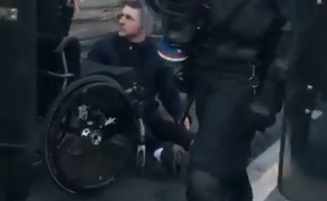 Όργιο καταστολής στη Γαλλία – Χτυπούν άτομο σε αναπηρικό καροτσάκι