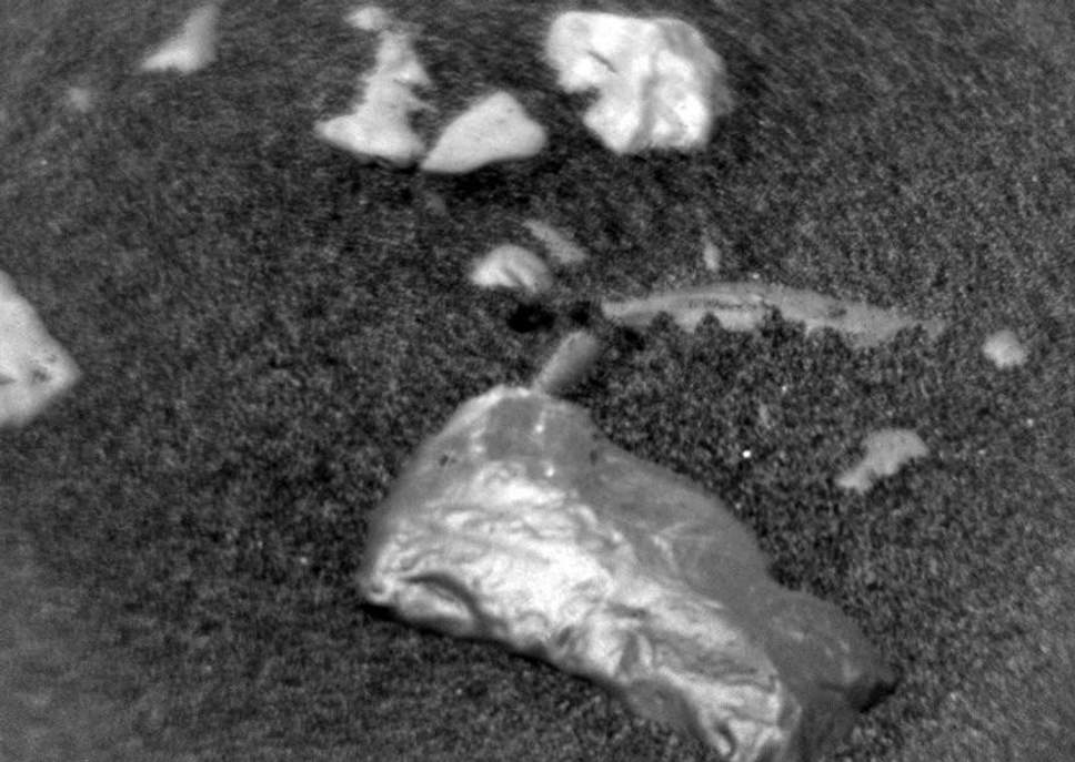 Λαμπερό παράξενο αντικείμενο στην επιφάνεια του Άρη
