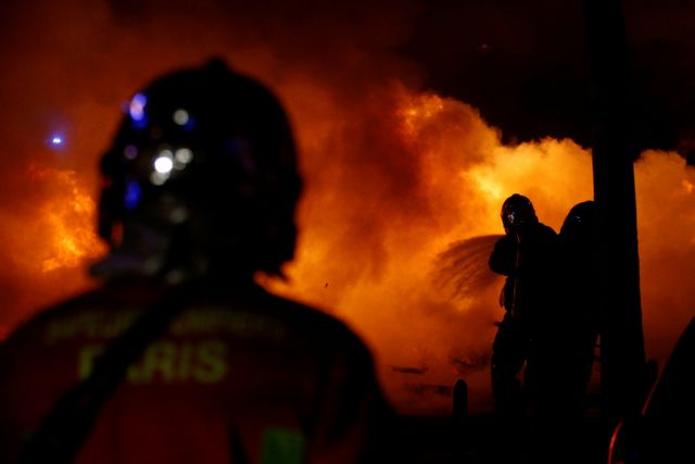 Εικόνες χάους στο Παρίσι: Φωτιές, λεηλασίες, εκατοντάδες τραυματισμοί και συλλήψεις