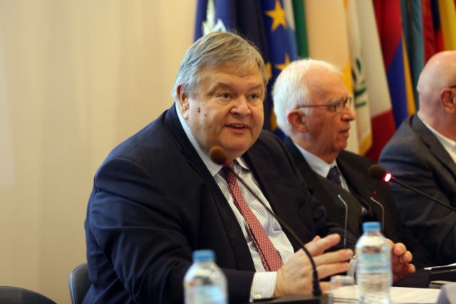 Ο Βενιζέλος παίζει εθνικά