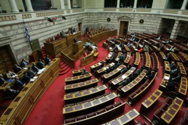 «Η κυβέρνηση βρίσκεται σε πανικό και κρέμεται από μια κλωστή» λέει ο ΣΥΡΙΖΑ