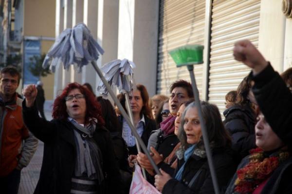 Ένταση στη συγκέντρωση των καθαριστριών έξω από το Γενικό Λογιστήριο