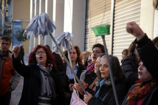 Ένταση στη συγκέντρωση των καθαριστριών έξω από το Γενικό Λογιστήριο